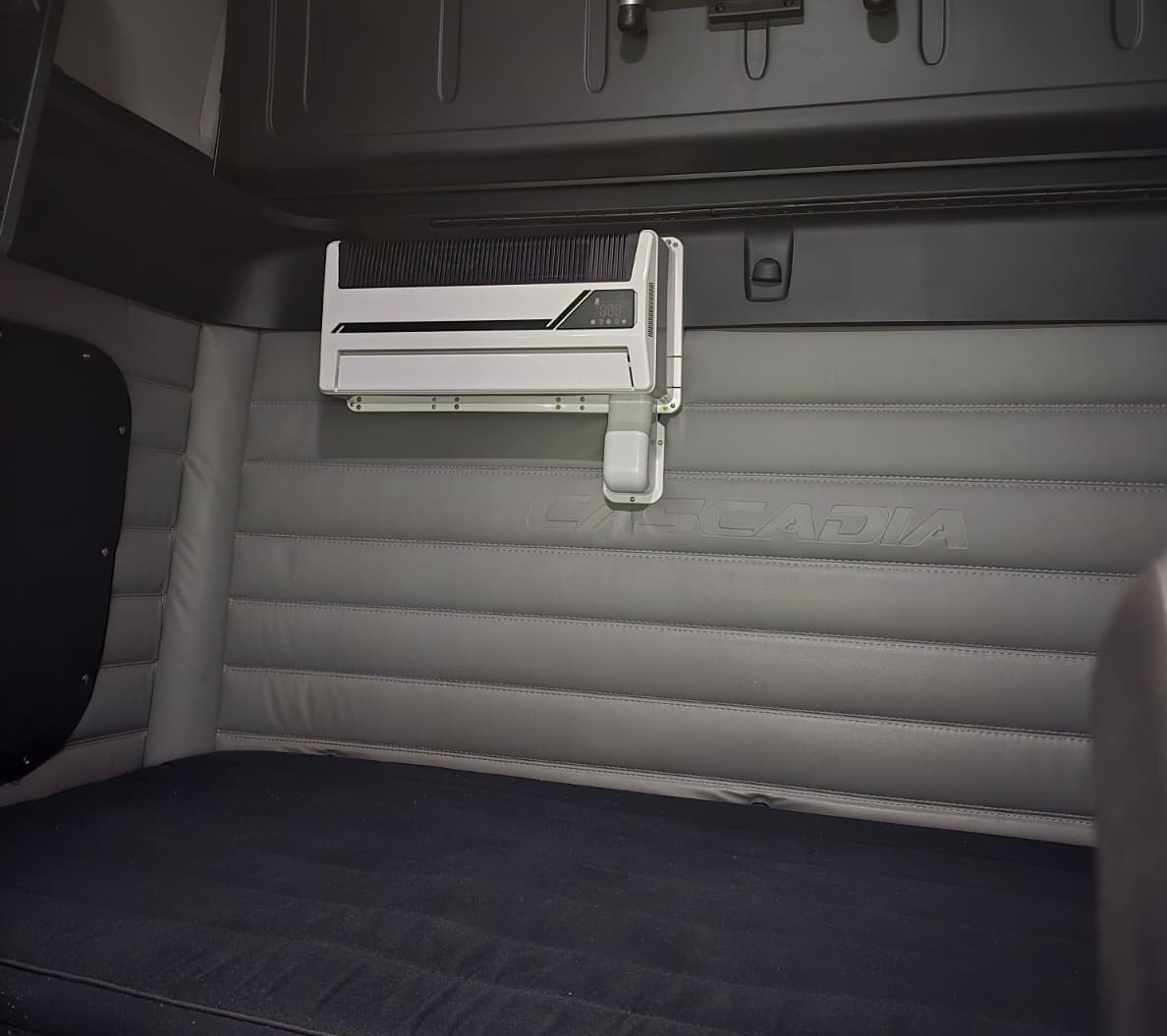 Freightliner Cascadia with Split AC
